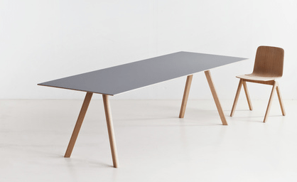 Table Copenhague d'Erwan et Ronan Bouroullec, structure en chêne teinté, plateau en linoleum, L 250 x P 90 x H 74 cm, 1287€ sur http://www.sitondesign.com