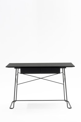 Bureau "ZA1" de Marco Zanuso Jr avec plateau en placage de chêne vernis noir et piétement en métal laqué chromé, L 120 x P 65 x H 77cm. COEDITION, http://www.coedition.fr/ http://www.coedition.fr/